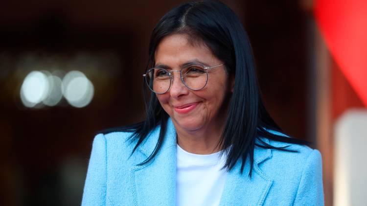 Delcy pone la mano de hierro y cierra siete entes públicos