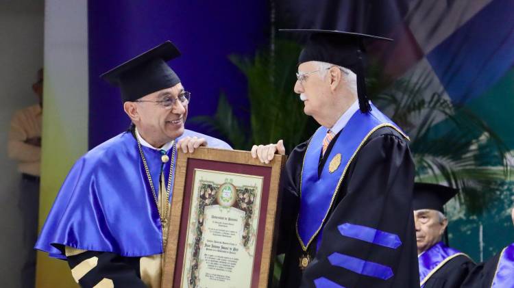 Por estas razones el profesor Juan Jované recibió un Honoris Causa