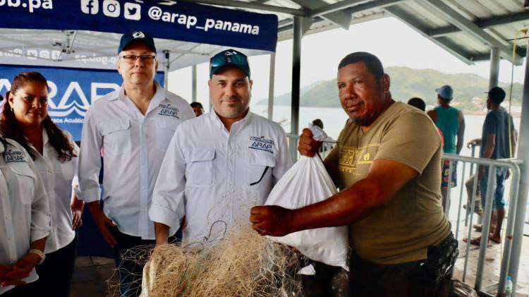 Las bolsas de alimentos son aportadas por el IMA e incluyen 22 productos de la canasta básica familiar.