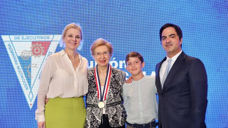 Entrega de la medalla Pedro Boyd Galindo a la señora Luisa Turolla.