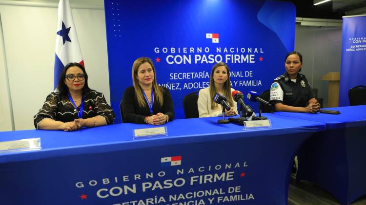 Ana Fábrega (c) estuvo acompañada por su equipo de trabajo y la Policía de Niñez y Adolescencia.