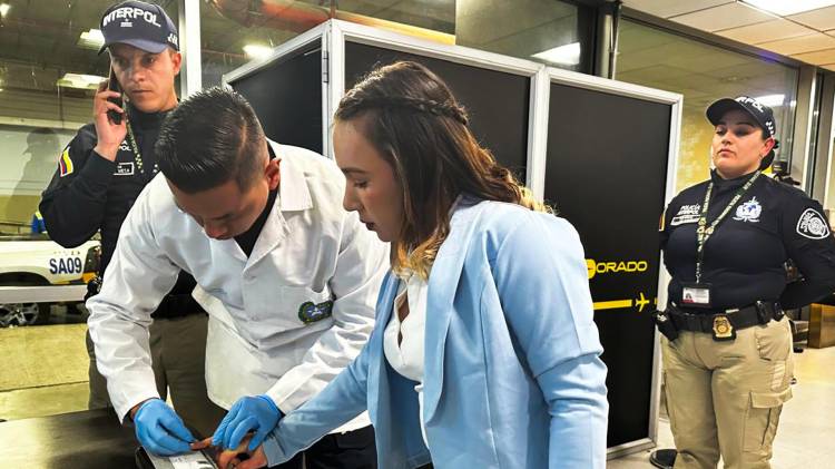 Fotografía cedida por la Policía Nacional de Colombia que muestra integrantes de la Organización Internacional de Policía Criminal (Interpol) custodiando a la ciudadana venezolana, Wanda del Valle durante su proceso de extradición este martes, a Perú en Bogotá (Colombia). EFE/ Policía Nacional de Colombia/