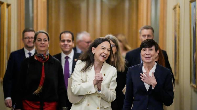 La Premio Nobel de la Paz se encuentra en Oslo. En esta imagen durante su visita al Parlamento Noruego.