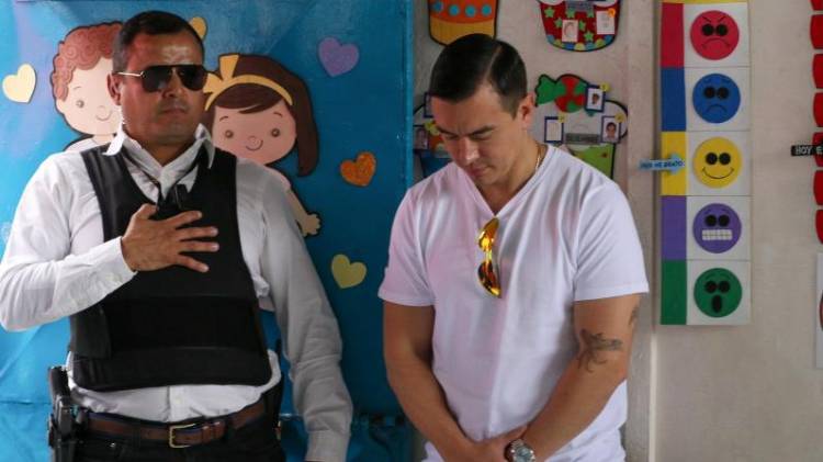 El presidente fue captado este 16 de noviembre al acompañar a su esposa, Lavinia Valbonesi, a votar en el referéndum que promovió y perdió, en Guayaquil (Ecuador).