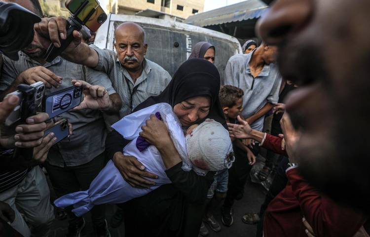 Una mujer palestina, abuela del bebé de un año y medio asesinado, Yaman Al Zaneen, llora mientras carga su cuerpo durante el funeral en Deir al Balah, en el centro de la Franja de Gaza, el 14 de octubre de 2024. Según el Ministerio de Salud palestino, 23 personas, incluidos niños, murieron después de que una escuela que albergaba a palestinos desplazados internamente en el campamento de Nuseirat fuera atacada por Israel el 13 de octubre. Más de 42.200 palestinos y más de 1.400 israelíes han muerto, según el Ministerio de Salud palestino y el Ejército israelí, Tsahal, desde que militantes de Hamás lanzaron un ataque contra Israel desde la Franja de Gaza el 7 de octubre de 2023, y las operaciones israelíes en Gaza y Cisjordania que le siguieron. EFE/EPA/MOHAMMED SABER