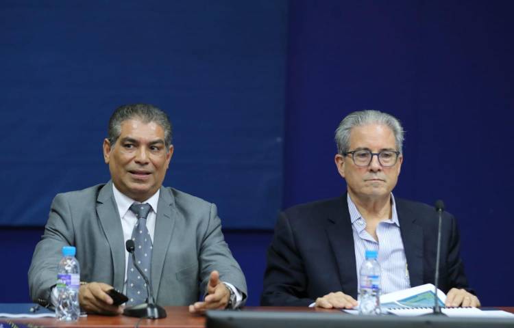 Ministro Sucre: En pagos quedan más de $300 millones pendientes