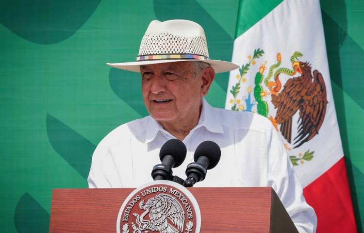 Fotografía cedida por la Presidencia de México que muestra al mandatario mexicano Andrés Manuel López Obrador durante una rueda de prensa este lunes en Mazatlán (México).