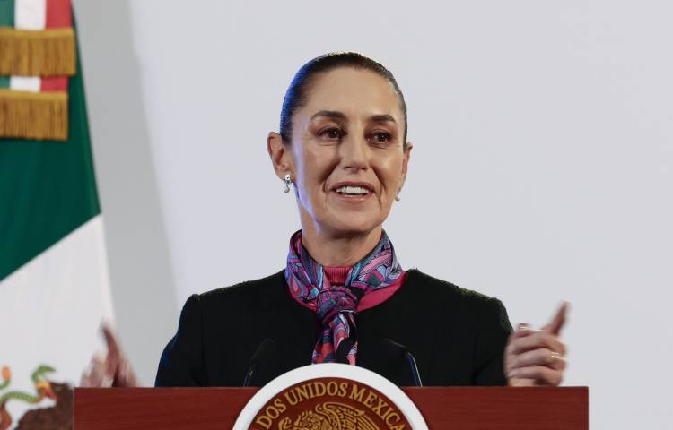 La presidenta de México, Claudia Sheinbaum, habla durante una conferencia de prensa este viernes, en el Palacio Nacional de la Ciudad de México (México). EFE/ José Méndez