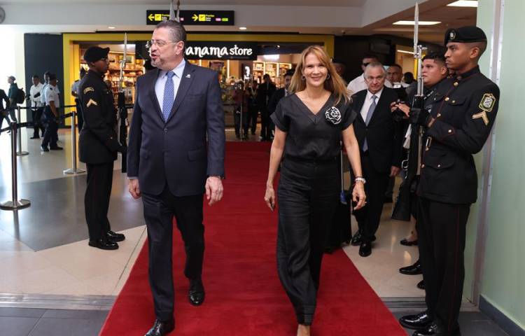 El presidente de Costa Rica llega a Panamá para la investidura de Mulino
