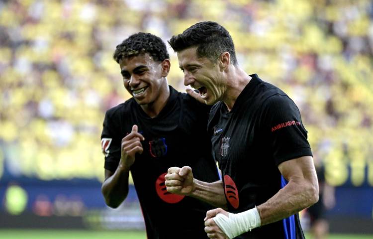 Los jugadores del FC Barcelona, Lamine Yamal (i) y el polaco Robert Lewandowski, celebran el primer gol del equipo barcelonista durante el encuentro correspondiente a la sexta jornada de Laliga EA Sports que disputaron FC Barcelona y Villarreal en el estadio de La Cerámica, en la localidad castellonense.