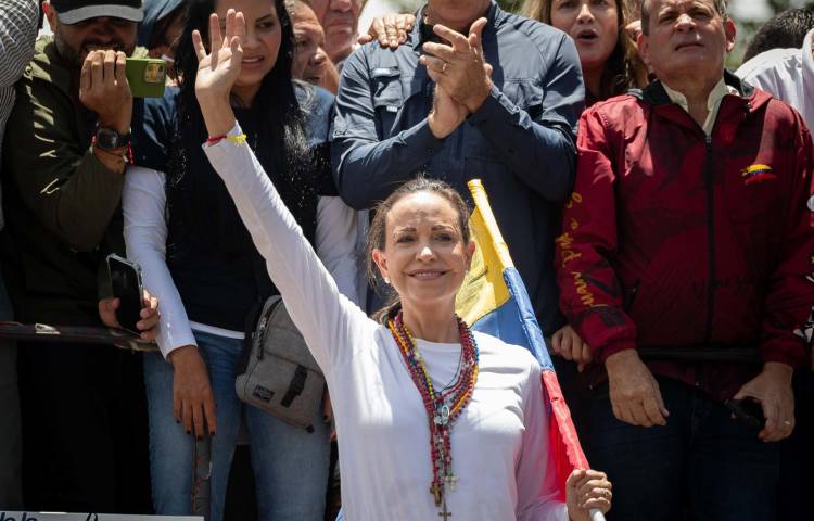 Fotografía del 3 de agosto del 2024 donde se observa a la líder opositora venezolana María Corina Machado saludando en una manifestación de apoyo al candidato a la presidencia de Venezuela Edmundo González, en Caracas (Venezuela).