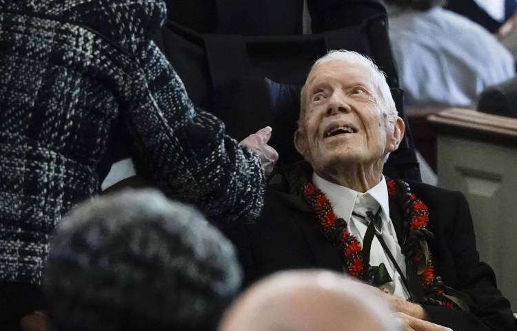 El expresidente estadounidense Jimmy Carter, saludando a algunas personas a la salida del funeral de su esposa, la ex primera dama Rosalynn Carter, en la iglesia baptista de Maranatha, en Plains, Georgia, (Estados Unidos).