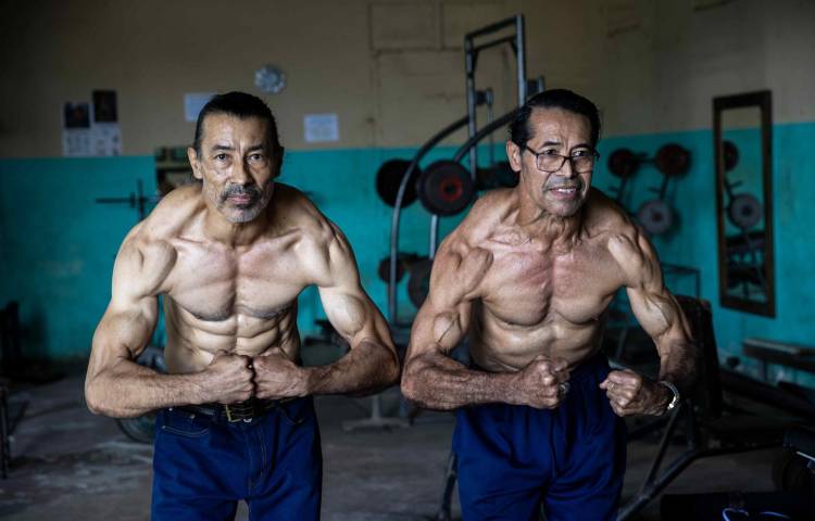 Los hermanos fisicoculturistas Walter Pérez (i) de 61 años de edad y Carlos Pérez de 62 años de edad, posan este domingo en Santa Teresa (Nicaragua). EFE/STR