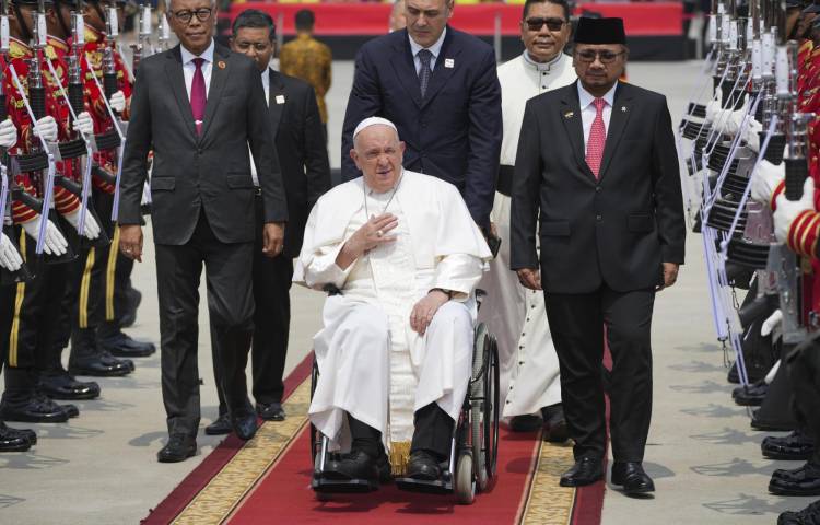 El papa Francisco, que tiene 87 años de edad, visitará la próxima semana Timor Oriental y Singapur.