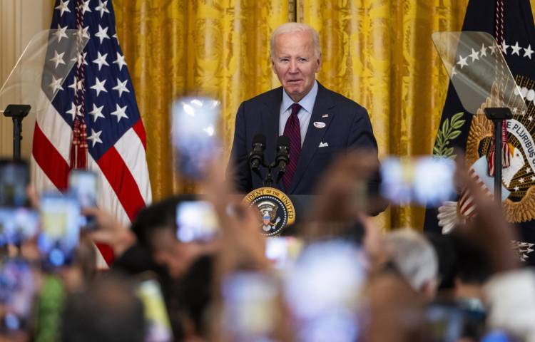 El presidente de Estados Unidos, Joe Biden, pronuncia un discurso durante una celebración de Diwali en la Sala Este de la Casa Blanca en Washington, DC, EE. UU., el 28 de octubre de 2024. EFE/EPA/Jim Lo Scalzo