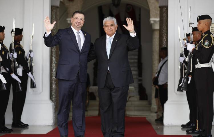 El presidente de Panamá, José Raúl Mulino (der.), saluda junto a su homólogo de Costa Rica, Rodrigo Chaves Robles, antes de una reunión bilateral, en Ciudad de Panamá. EFE/ Bienvenido Velasco ARCHIVO