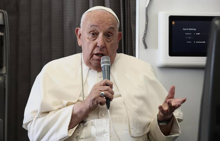 El Papa Francisco habla durante una conferencia de prensa a bordo del avión papal en su vuelo de regreso después de su viaje de 12 días por el sudeste asiático y Oceanía.