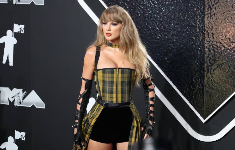 Fotografía de archivo del 11 de septiembre de 2024 de la cantante estadounidense Taylor Swift durante la alfombra roja de los MTV Video Music Awards 2024, en el UBS Arena en Nueva York (Estados Unidos).