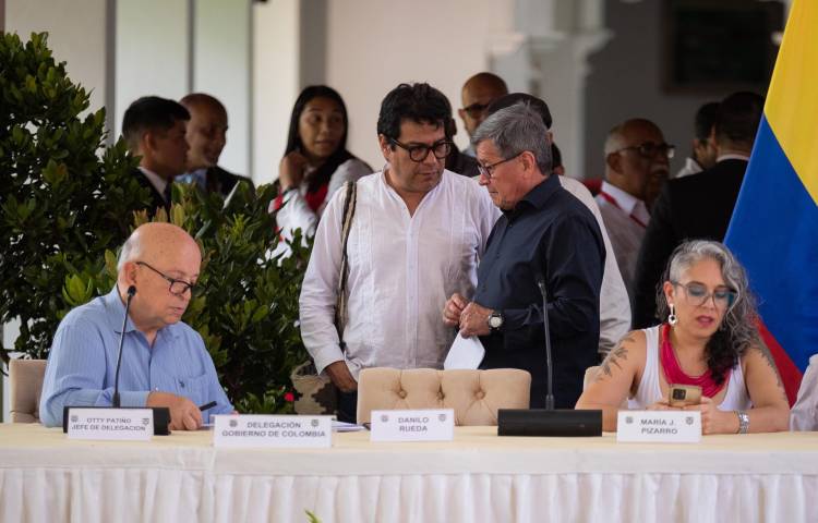 Fotografía de archivo fechada el 4 de septiembre de 2023 que muestra al jefe de la delegación del ELN Pablo Beltran (2-d) mientras habla con Camilo Rueda (c), representante del Gobierno de Colombia.
