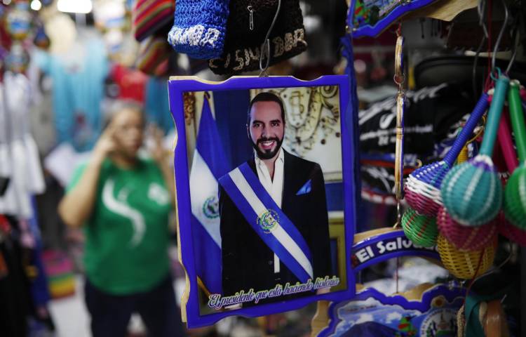 Fotografía de un cuadro con el retrato del presidente Nayib Bukele en el mercado municipal Ex-Cuartel, en San Salvador (El Salvador). EFE/ Rodrigo Sura