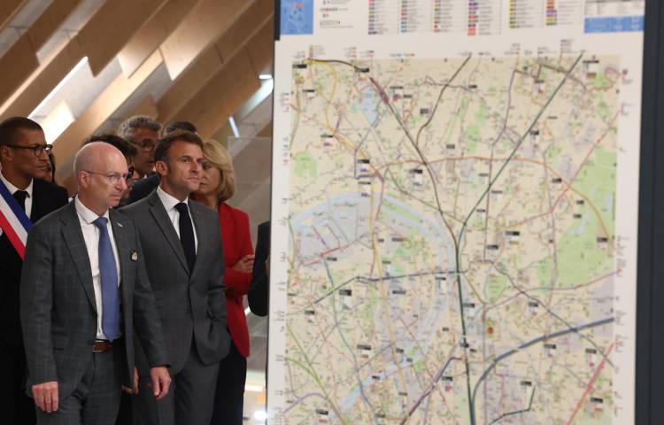 El presidente francés Emmanuel Macron (C), junto al alcalde de Saint-Ouen Karim Bouamrane (I), en la nueva estación de metro Saint-Denis Pleyel. (Francia) EFE/EPA/Yves Herman / POOL MAXPPP OUT