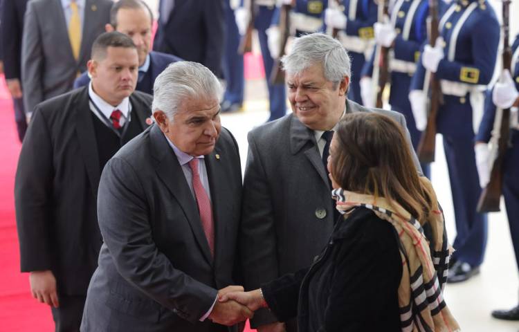 Mulino llega a Paraguay en su primer viaje como presidente