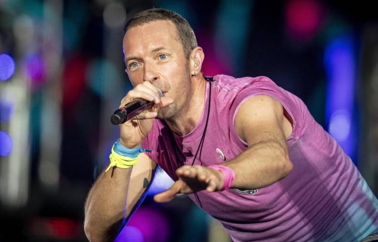 Fotografía de archivo del cantante británico Chris Martin, líder de la banda británica Coldplay, mientras se presenta en el estadio Parken en Copenhague, Dinamarca, el 5 de julio de 2023. EFE/EPA/Mads Claus Rasmussen