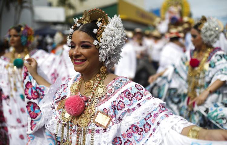 Mujeres vestidas con el traje típico panameño participan este domingo durante el desfile folclórico que conmemora el 203 año del grito de independencia de Panamá en La Chorrera (Panamá).