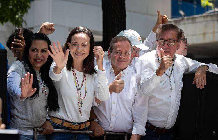 Fotografía del 28 de agosto de 2024 donde se observa al exdiputado venezolano Juan Pablo Guanipa (2-d) junto a la líder opositora venezolana, María Corina Machado (2-i), durante una manifestación de la oposición, en Caracas (Venezuela). EFE/ Ronald Peña R.