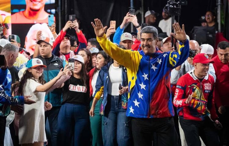 Fotografía de archivo del 29 de julio del 2024 donde se observa al presidente de Venezuela, Nicolás Maduro, celebrando tras conocer los resultados de las elecciones presidenciales del pasado 28 de julio, en Caracas (Venezuela). EFE/ Ronald Peña R.