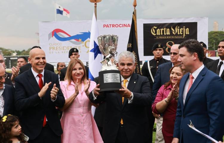 Mulino entrega copa a ganadores del Clásico Presidente de la República