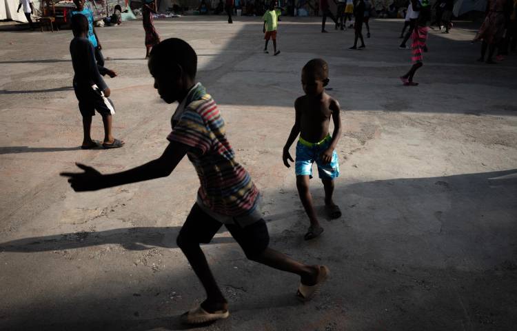 Niños que juegan en un campamento improvisado en Puerto Príncipe (Haití).