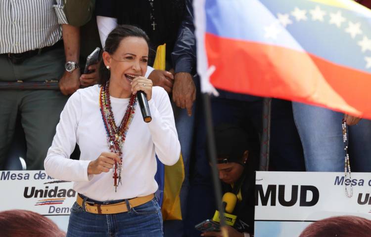 La líder opositora de Venezuela María Corina Machado habla en una protesta en rechazo a los resultados oficiales de las elecciones presidenciales -que dan la victoria al presidente Nicolás Maduro-, este 3 de agosto de 2024 en Caracas (Venezuela). EFE/ Ronald Peña R.