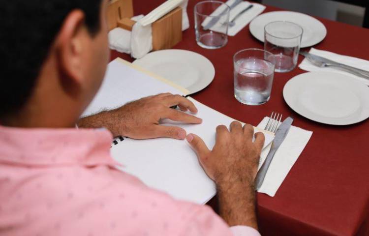 MiCultura promueve la inclusión cultural con menús en braille para restaurantes.