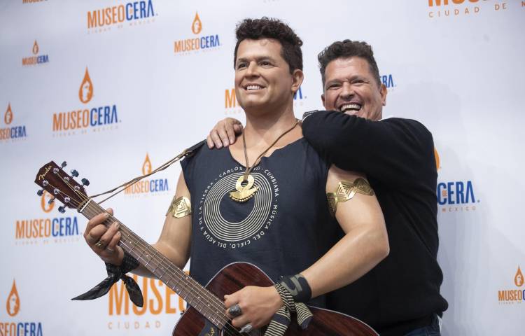 El cantautor colombiano Carlos Vives posa junto a su figura de cera este jueves, en el Museo de Cera de México (México). EFE/ Isaac Esquivel