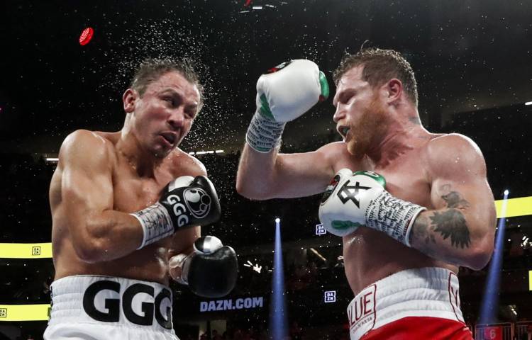 El kazajo Gennadi Golovkin (I) durante su pelea por el título mundial de los superligeros contra el mexicano Saúl 'Canelo' Álvarez, en Las Vegas, el 17 de septiembre de 2022.