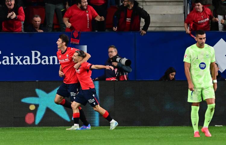 El delantero de Osasuna Ante Budimir (i) celebra con Bryan Zaragoza (2-i) tras marcar ante el Barcelona, durante el partido de LaLiga en Primera División en el estadio de El Sadar, en Pamplona. EFE/Iñaki Porto