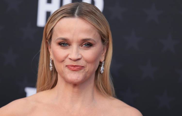 La actriz estadounidense Reese Witherspoon asiste a los 29º Critics Choice Awards en The Barker Hangar en Santa Mónica, California, EE.UU., el 14 de enero de 2024.