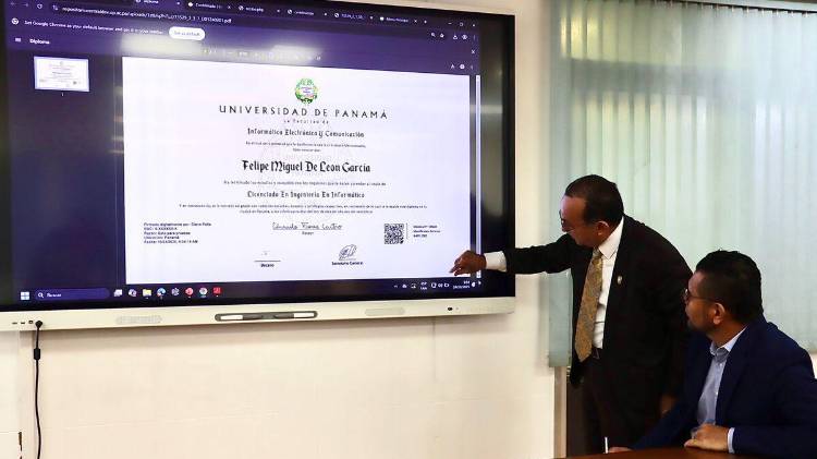 El rector Eduardo Flores durante la presentación de los diplomas digitales.