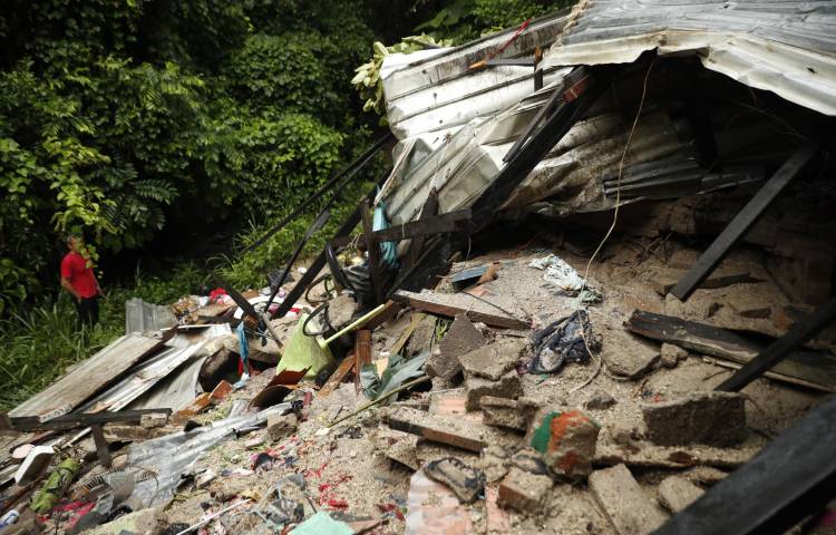 Fotografía donde se observan escombros de una casa afectada por un derrumbe en la madrugada de este viernes, en Soyapango (El Salvador). EFE/ Rodrigo Sura