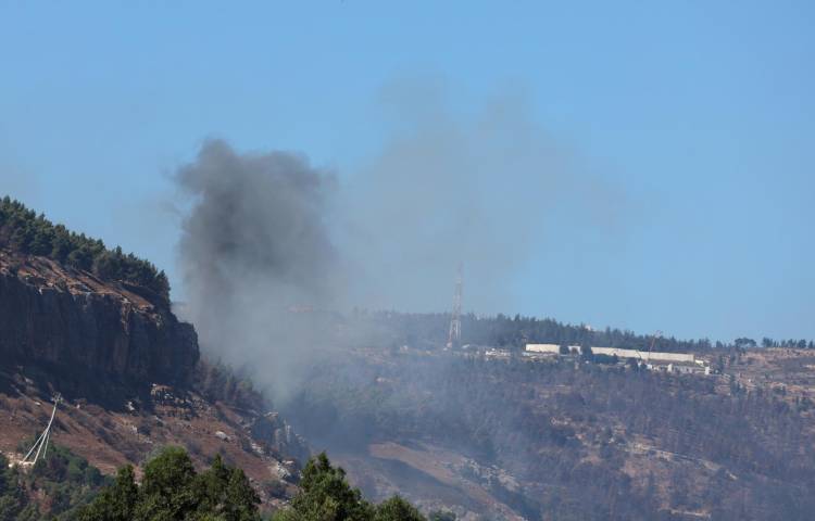 El humo se eleva tras el disparo de proyectiles desde el sur del Líbano hacia la Alta Galilea, norte de Israel, el 26 de septiembre de 2024.