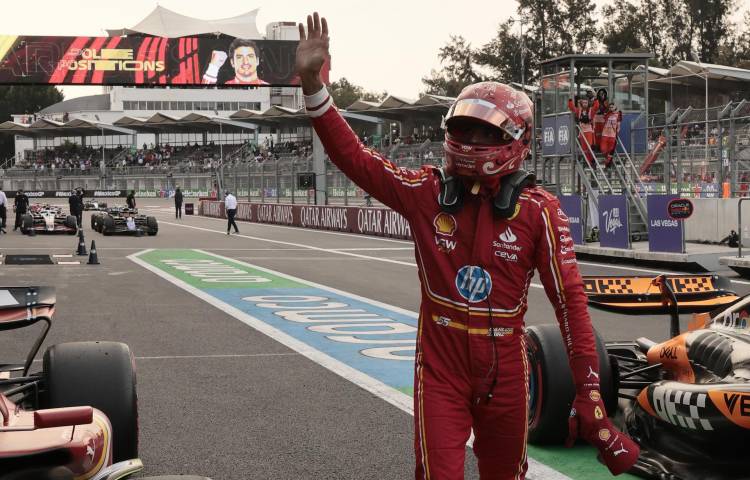 El piloto español de Ferrari Carlos Sainz celebra tras ganar la 'pole' del Gran Premio de F1 de México en el autódromo Hermanos Rodríguez. EFE/José Méndez