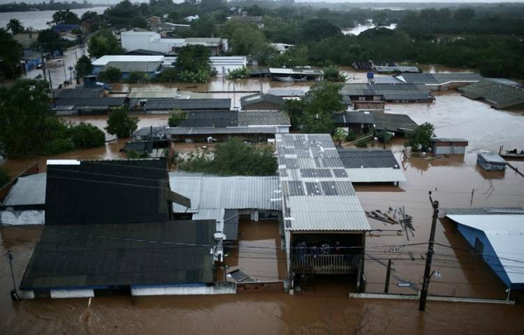 Fotografía aérea de una vasta zona inundada por las lluvias en Porto Alegre (Brasil).