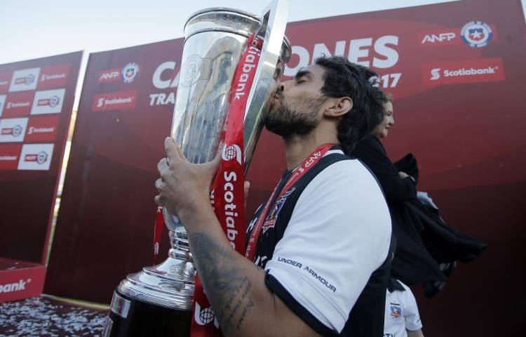 Fotografía del 9 de diciembre de 2017 en donde se ve al entonces jugador del Colo Colo, Jorge Valdivia, mientras besa la copa de campeón del Torneo de Transición 2017 en Concepción (Chile). EFE/Javier Torres.