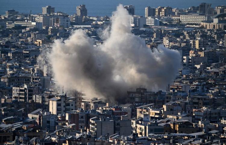 El humo se eleva tras un ataque aéreo israelí contra el Dahye, un suburbio del sur de Beirut (Líbano), el 19 de octubre de 2024. EFE/EPA/STRINGER