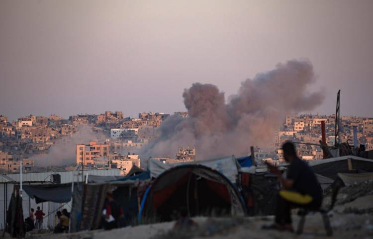 El humo se eleva tras un ataque aéreo israelí en Gaza, donde se ha superado ya la cifra de 40.000 muertos palestinos.