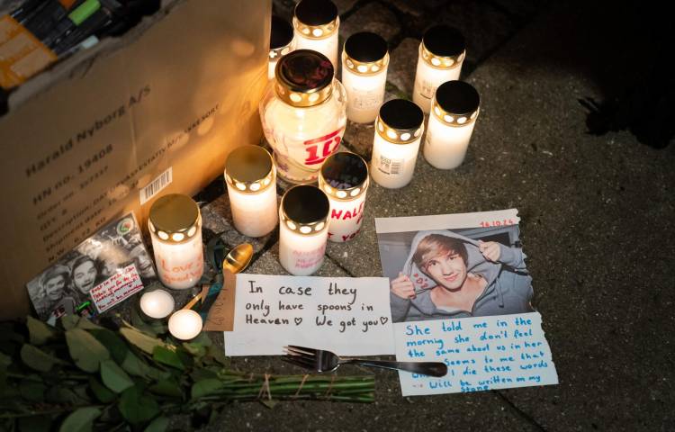 Candles and flowers have been placed at a makeshift memorial in tribute to late British singer and former member of boy band One Direction, Liam Payne at the Forum in Copenhagen, Denmark on October 17, 2024. Payne, 31, died after falling from a third-floor balcony at a Buenos Aires hotel on Wednesday, October 16. The circumstances of the pop star's death, however, remain unclear. (Photo by Emil Nicolai Helms / Ritzau Scanpix / AFP) / Denmark OUT