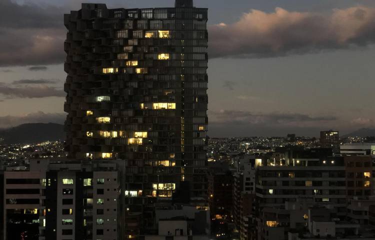 Fotografía de archivo del atardecer en el centro financiero del norte de Quito (Ecuador). EFE/ Fernando Gimeno