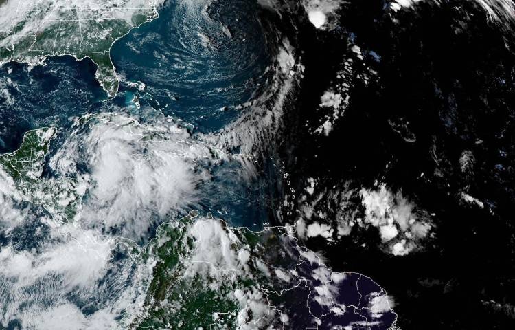 Fotografía satelital cedida este lunes por la Oficina Nacional de Administración Oceánica y Atmosférica (NOAA) a través del Centro Nacional de Huracanes (NHC) estadounidense donde se muestra la localización del ciclón tropical nueve en el Caribe. EFE/NOAA-NHC