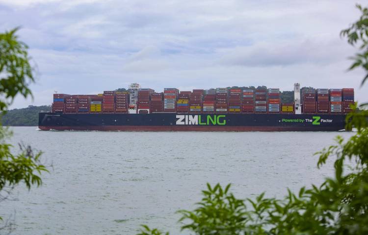 Fotografía de archivo de un buque de carga que transita por el Canal de Panamá en Ciudad de Panamá (Panamá).